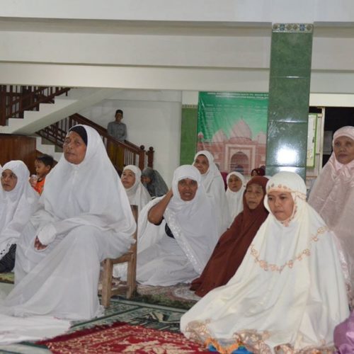 Imam Tarawih Super Kilat, Makmum Tak Cukup Waktu Baca Fatihah, Sebaiknya Bagaimana?