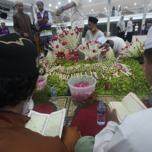 Makam Guru Zuhdi Ramai Peziarah Bukti Kecintaan Masyarakat yang Tak Terbendung