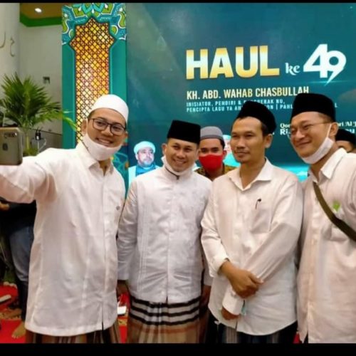 Gus Baha Ulama Nyentrik dan HP Mencet Syetan Gus Baha Ulama Nyentrik dan HP Mencet Syetan