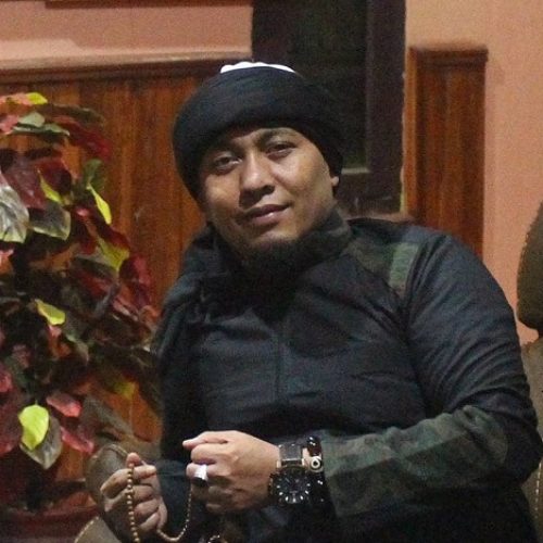 Pesan Khusus Ustadz Ujang Busthomi Usai Bongkar Kedok Dukun Santet Pesan Khusus Ustadz Ujang Busthomi Usai Bongkar Kedok Dukun Santet