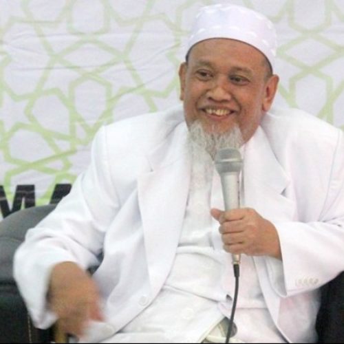 Hujan Deras Berhenti Saat Jenazah Kiai Hanif Muslih Tiba di Makam