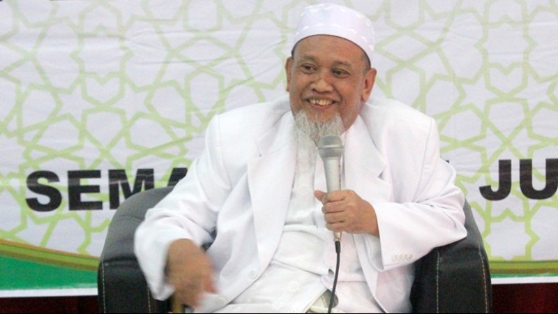 Hujan Deras Berhenti Saat Jenazah Kiai Hanif Muslih Tiba di Makam