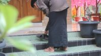 Anak Raja Memakaikan Sandal Ulama