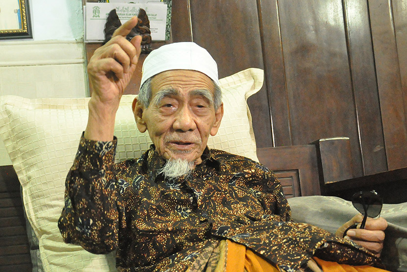 Karomah Kedermawanan Mbah Moen yang Menakjubkan Santri