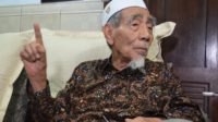 Karomah Mbah Maimoen Disaksikan Santri Saat Bulan April