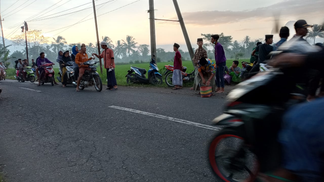 Antusias Pemuda Desa Kreasi Berbagi Takjil Gratis Saat Pandemi Covid