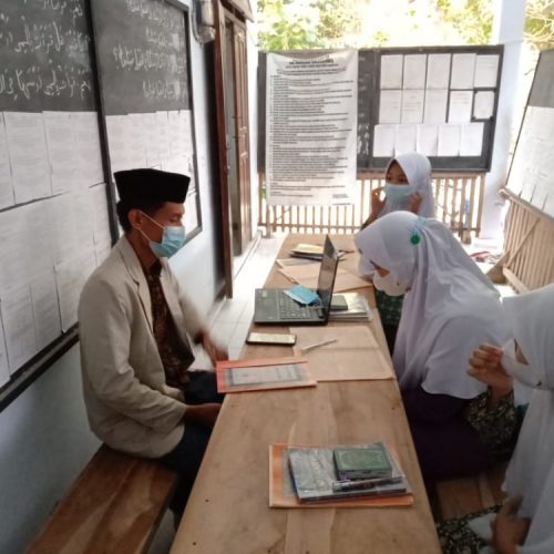 KPM Mandiri 2021: Mahasiswa UNIPDU Jombang Lakukan Pendampingan Belajar Nahwu Shorof