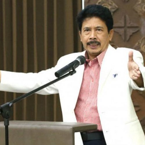Kyai Adalah Simbol Kepahlawanan Karena Memperjuangkan Agama dan Negara Kyai Adalah Simbol Kepahlawanan Karena Memperjuangkan Agama dan Negara