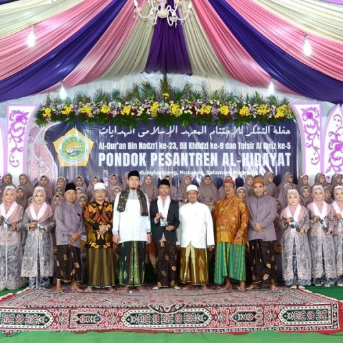 Pondok Pesantren Al Hidayat Salaman Gelar Haflah Khotmil Qur'an dan Tafsir Al Ibriz Pondok Pesantren Al Hidayat Salaman Gelar Haflah Khotmil Qur'an dan Tafsir Al Ibriz