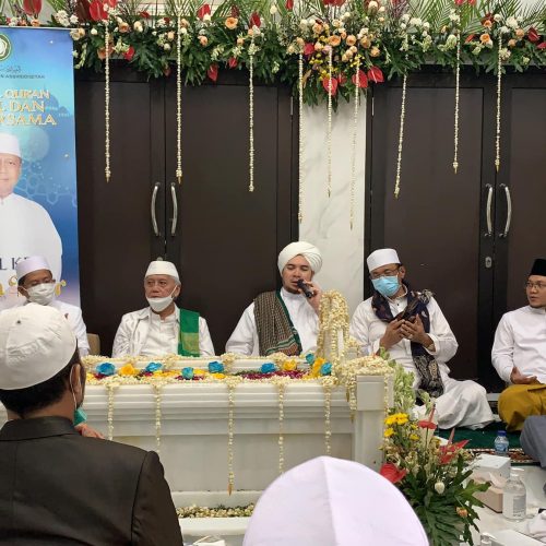 berpuasa Daud dan tidak pernah meninggalkan tahajud beserta wiridnya