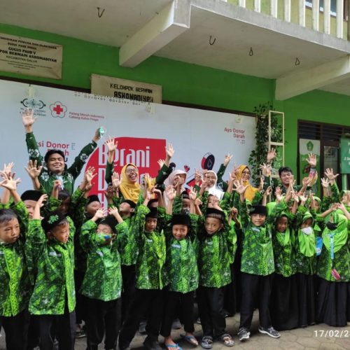 Latih Wirausaha dan Jiwa Sosial Anak, SDNU Galur Gelar Market Day dan Donor Darah
