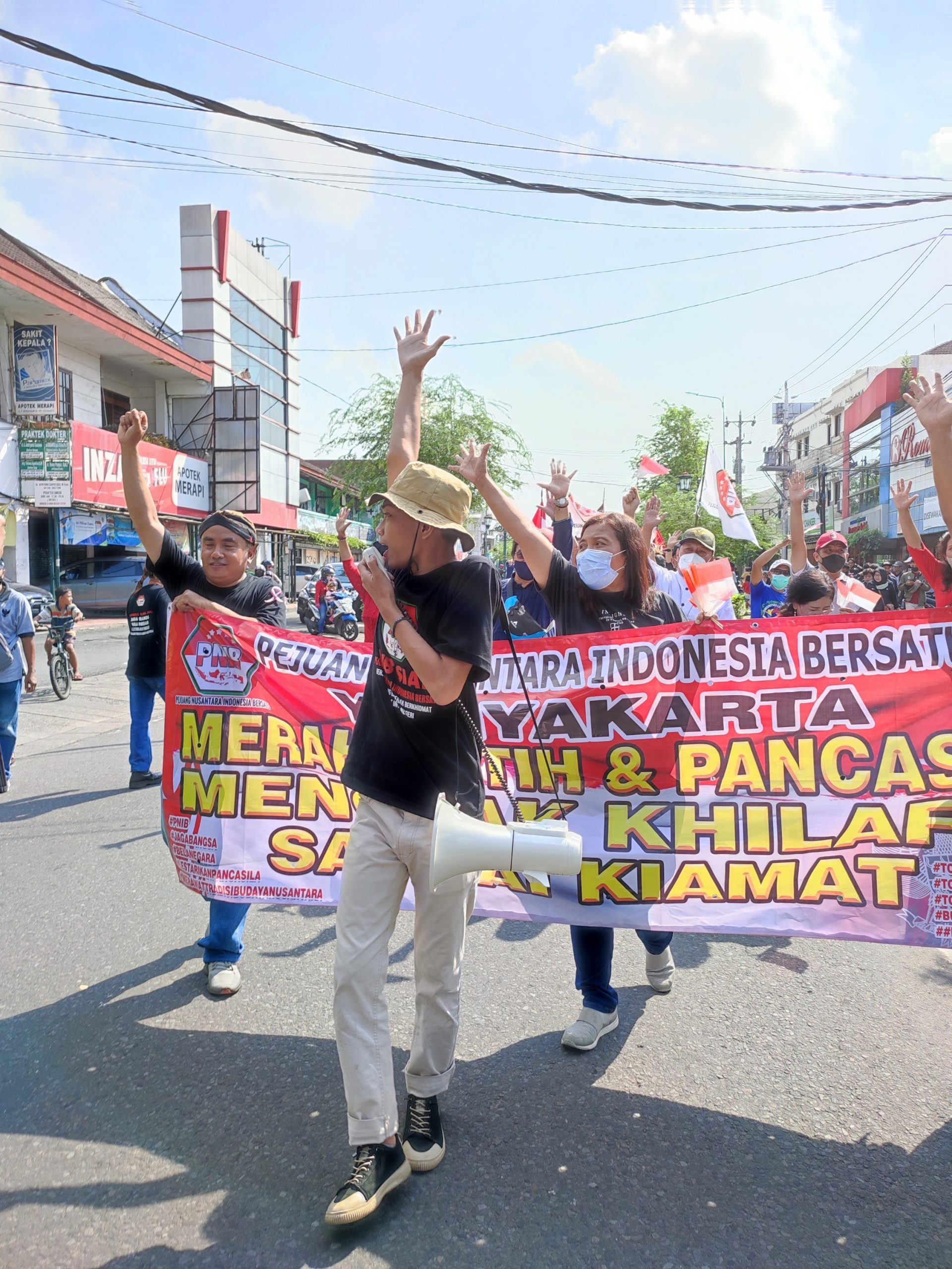 TOLAK KHILAFAH ! BEM PTNU SE-Nusantara turut bentangkan bendera merah putih terpanjang di Yogyakarta