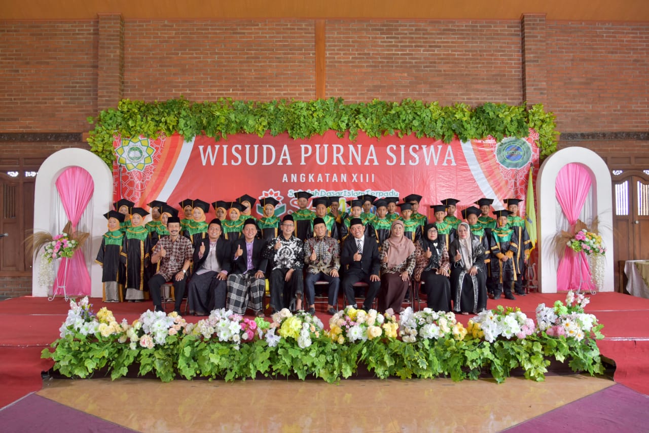 Wisuda SDIT Samawi Bantul Angkatan XIII Dihadiri Anggota DPD RI KH Hilmy Muhammad