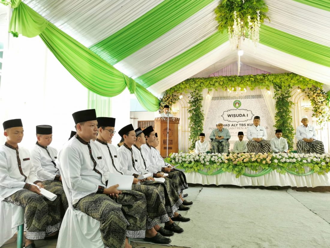 12 Sarjana Agama Ahli Falak Ikuti Wisuda Perdana Ma'had Aly TBS Kudus